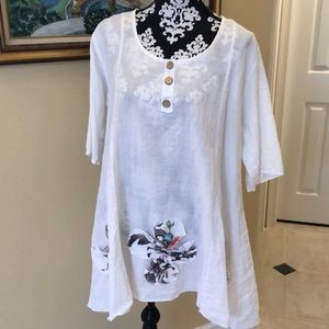 🇮🇹Made In Italy Pretty linen white, floral appliques, button detail swing top